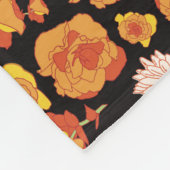 緑豊かな春フローラと暗い背景の鳥 フリースブランケット (角)