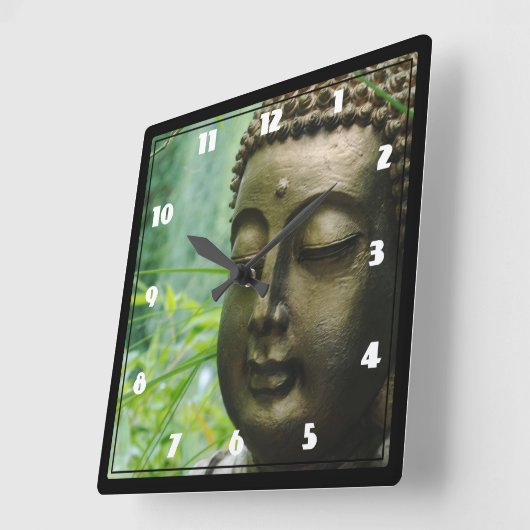 緑豊かな森の中の平和な仏像 スクエア壁時計 (傾斜)