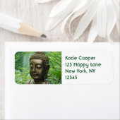 緑豊かな森の中の平和な仏像 ラベル (インサイチュ)