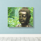 緑豊かな森の中の無表情な仏像 キャンバスプリント (インサイチュ (ウッドフロア))