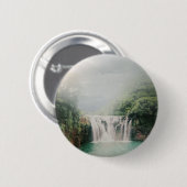 緑豊かな森の中の美しい滝 缶バッジ (正面&裏面)