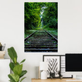 緑豊かな森の中の鉄道の線路 ポスター (ホームオフィス)