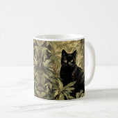 緑豊かな森の中の黒猫 コーヒーマグカップ (正面右)