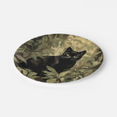 緑豊かな森の中の黒猫 ペーパープレート (アングル)