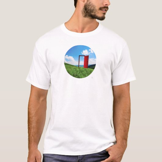 緑豊かな牧草地の風景に佇む超現実的な赤いドア Tシャツ (正面)