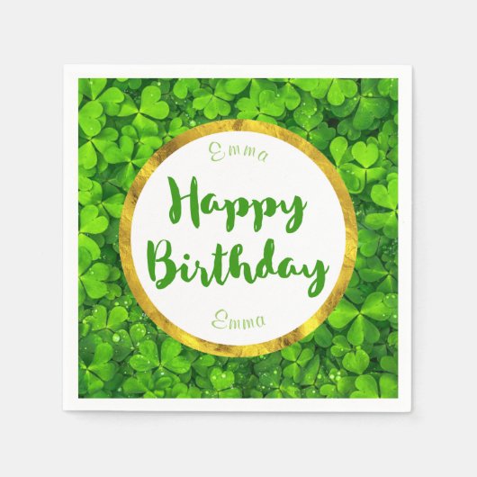 緑豊かな緑のクローバーフェイクとゴールドフォイル誕生日 スタンダードカクテルナプキン (正面)