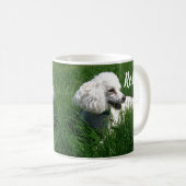 緑豊かな草の中で休んでいる白いプードル コーヒーマグカップ (正面右)