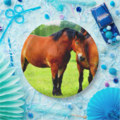 緑豊かな荷車を引く牧草地に美しいベイの馬 ペーパープレート (パーティー)