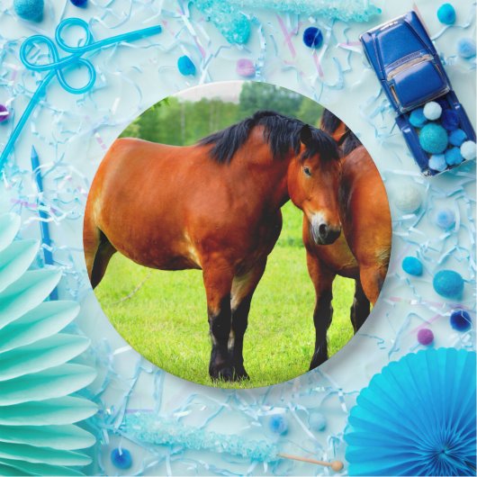 緑豊かな荷車を引く牧草地に美しいベイの馬 ペーパープレート (パーティー)