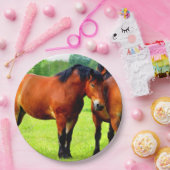 緑豊かな荷車を引く牧草地に美しいベイの馬 ペーパープレート (パーティー)