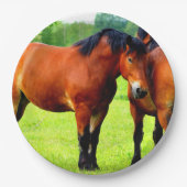 緑豊かな荷車を引く牧草地に美しいベイの馬 ペーパープレート (正面)
