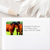 緑豊かな荷車を引く牧草地に美しいベイの馬 ラベル (インサイチュ)