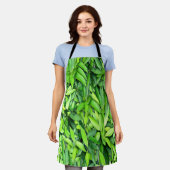 緑豊かな離れグリーン自然模様 – Botanical エプロン (着用した状態)