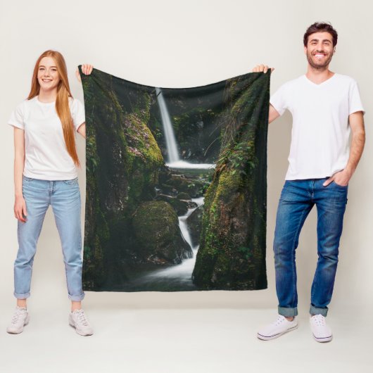 緑豊カスタムかな緑地に滝 フリースブランケット (インサイチュ)