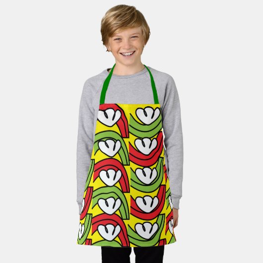 緑赤野菜花柄キッズ エプロン (着用した状態)