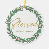 緑金ゴールドの賛美される赤い果実のリースのクリスマス セラミックオーナメント (正面)