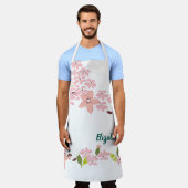緑(ピンクの花パーソナライズされた) エプロン (着用した状態)