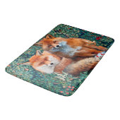 緑、葉、花の間の赤いキツネ バスマット (アングル)