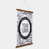 線のアートワークとモダンロゴ(編集可能文字付き) 吊り下げ型タペストリー (傾斜あり)