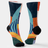 線のカラフルパターンを持つ垂直抽象芸術 ソックス (傾斜あり)