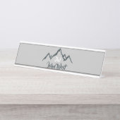 線の山描域のパーソナル化可能なモノグラム デスクネームプレート (正面)