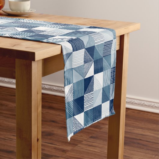 線モダン付きジオメトリチェック、色調ブルー ロングテーブルランナー (インサイチュ)