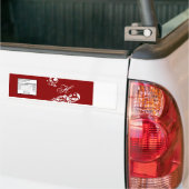 線条細工水差しのラベルの深紅の花柄 バンパーステッカー (トラック上)