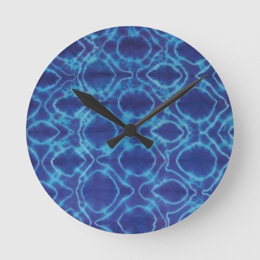 線熱狂する絞り染め – 紫 ラウンド壁時計 (正面)