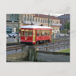 線路の上の赤い電気路面電車 ポストカード