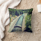 線路の上を列車で走る クッション (ブランケット)