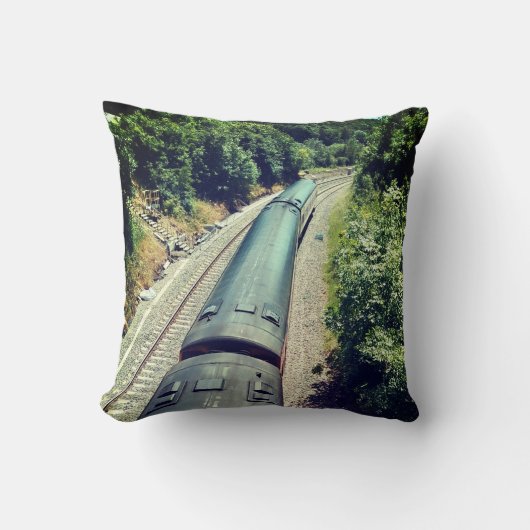 線路の上を列車で走る クッション (正面)