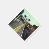 線路の上を列車で走る スタンダードカクテルナプキン (角)