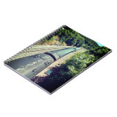 線路の上を列車で走る ノートブック (左側)