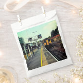 線路の上を列車で走る フェイバーバッグ (クリップ留めされた状態)