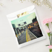 線路の上を列車で走る フェイバーバッグ (封をした状態)