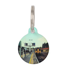 線路の上を列車で走る ペット　ネームタグ