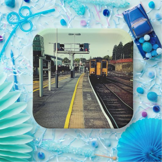 線路の上を列車で走る ペーパープレート (パーティー)