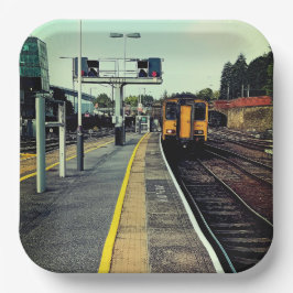 線路の上を列車で走る ペーパープレート