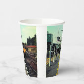 線路の上を列車で走る 紙コップ (左)