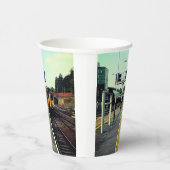 線路の上を列車で走る 紙コップ (右)