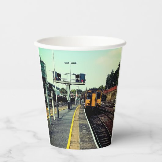 線路の上を列車で走る 紙コップ (正面)