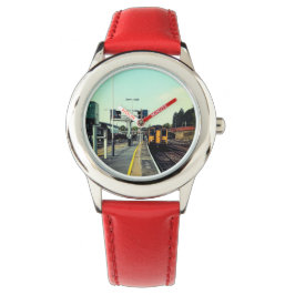 線路の上を列車で走る 腕時計