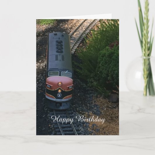 線路上の列車の誕生日グリーティング カード (正面)