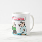 締まっているペースメーカーのガレージのドアの開いた コーヒーマグカップ (正面右)