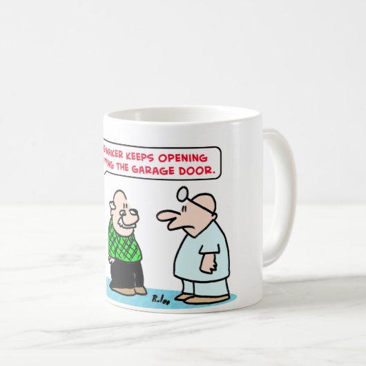 締まっているペースメーカーのガレージのドアの開いた コーヒーマグカップ (正面右)