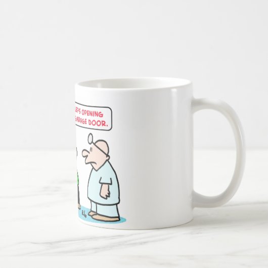 締まっているペースメーカーのガレージのドアの開いた コーヒーマグカップ (右)