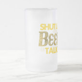 締めて下さい!! ビールは曇らされたガラスのマグを話しています フロストグラスビールジョッキ (中央)