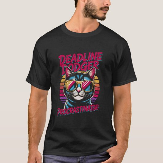 締め切り目前猫 レトロ80年代 引き延ばしデザイ Tシャツ (正面)