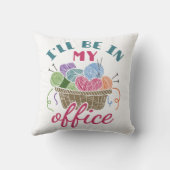 編み物おもしろいクロッチング私はオフィスにいる クッション (裏面)