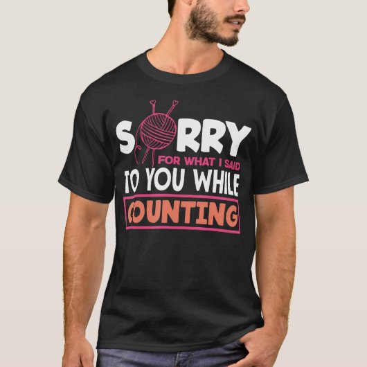 編み物で数えながら失言してしまった時の謝罪 Tシャツ (正面)